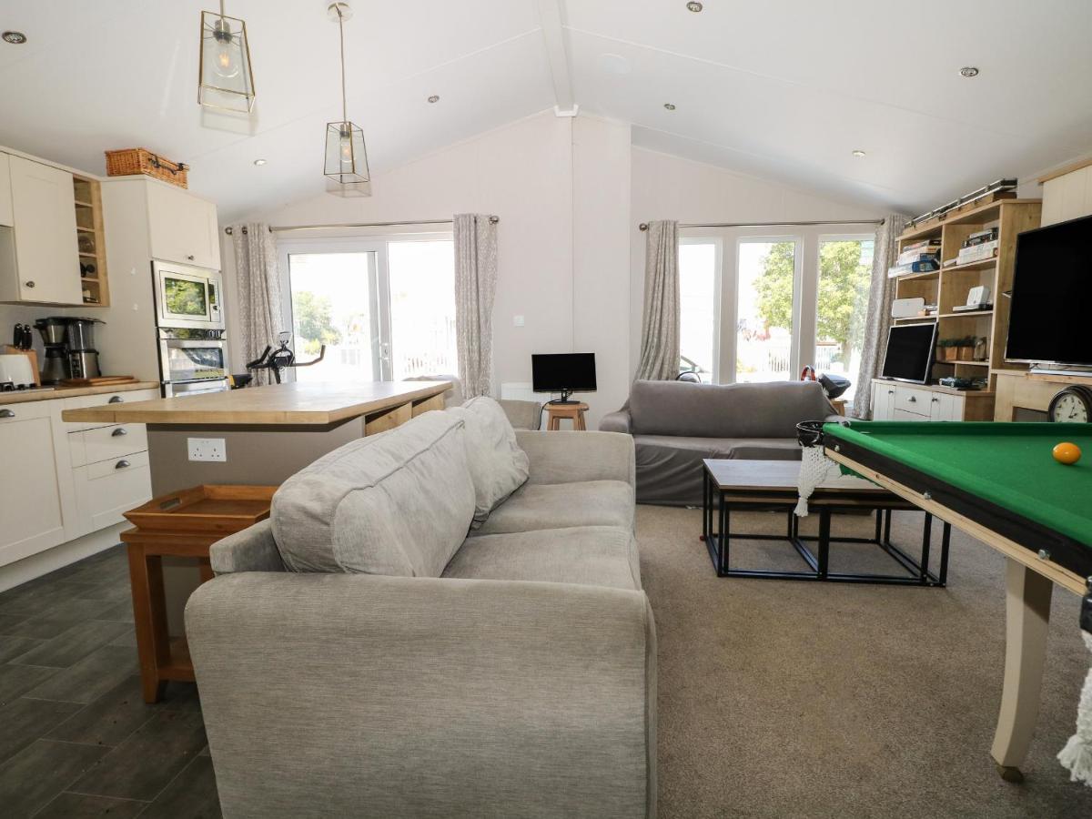 The Goodwood Lodge Чичестер Экстерьер фото